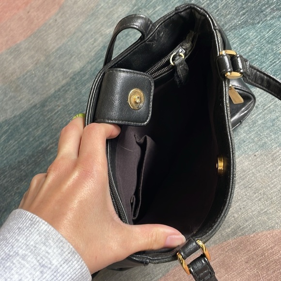 Elegant 90S Black Leather Shoulder Bag - Picture 5 of 13